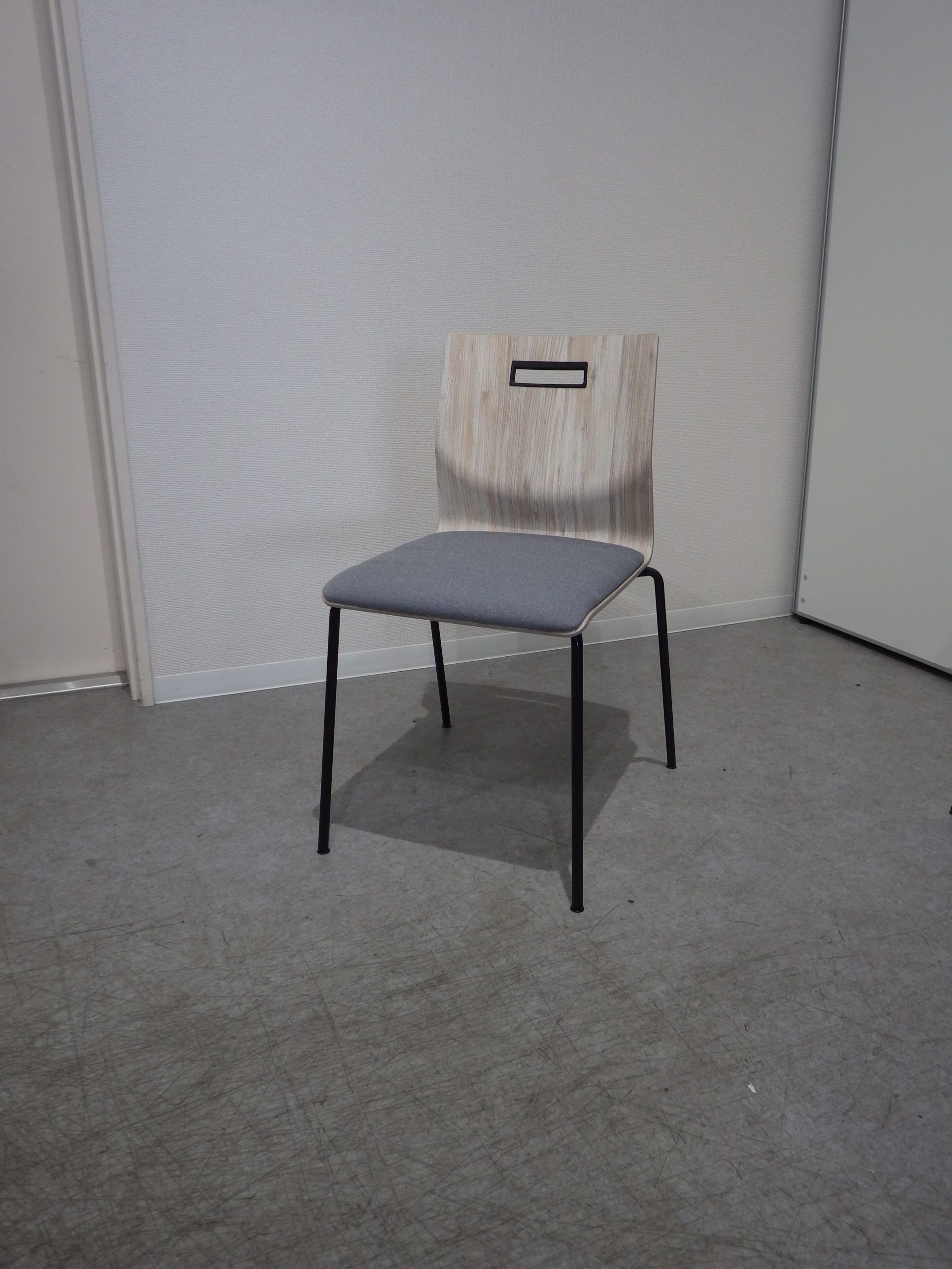 ミーティングチェア 座パッドグレー オカムラ8