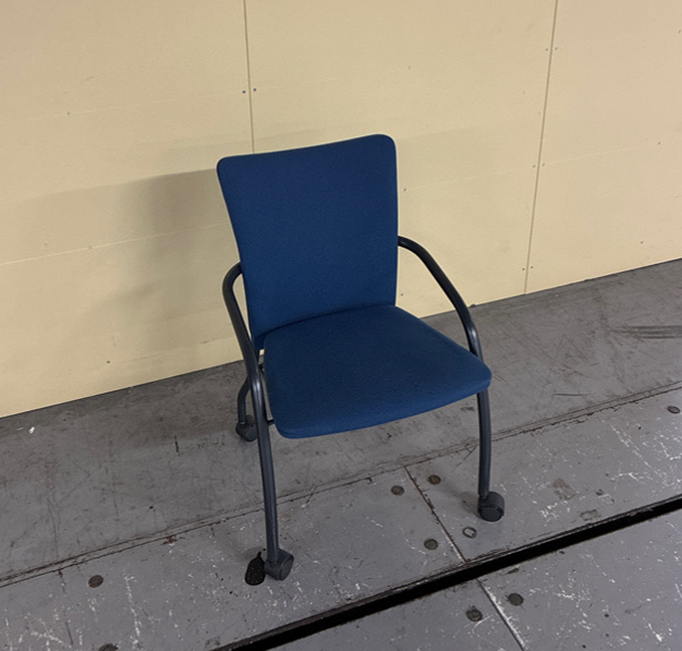 【中古】収納・移動が楽々☆ミーティングチェアキャスター付☆