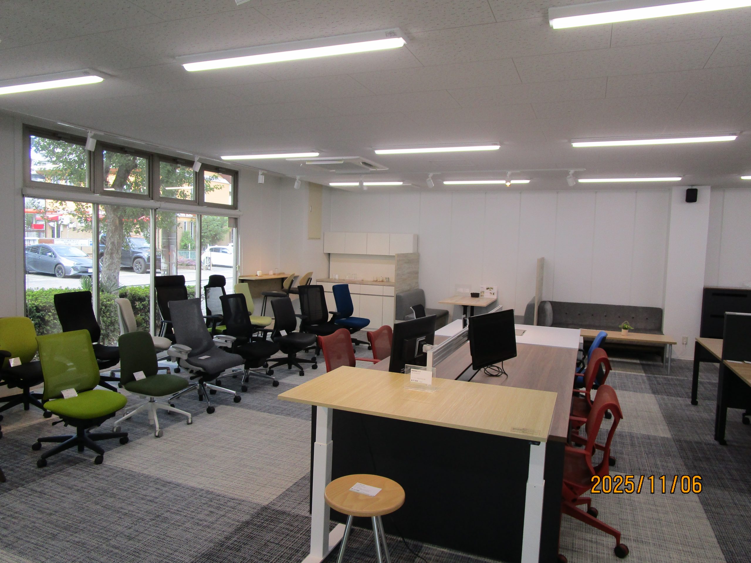 コスト削減と高品質を両立！ 中古オフィス家具ショールーム リスタ名古屋