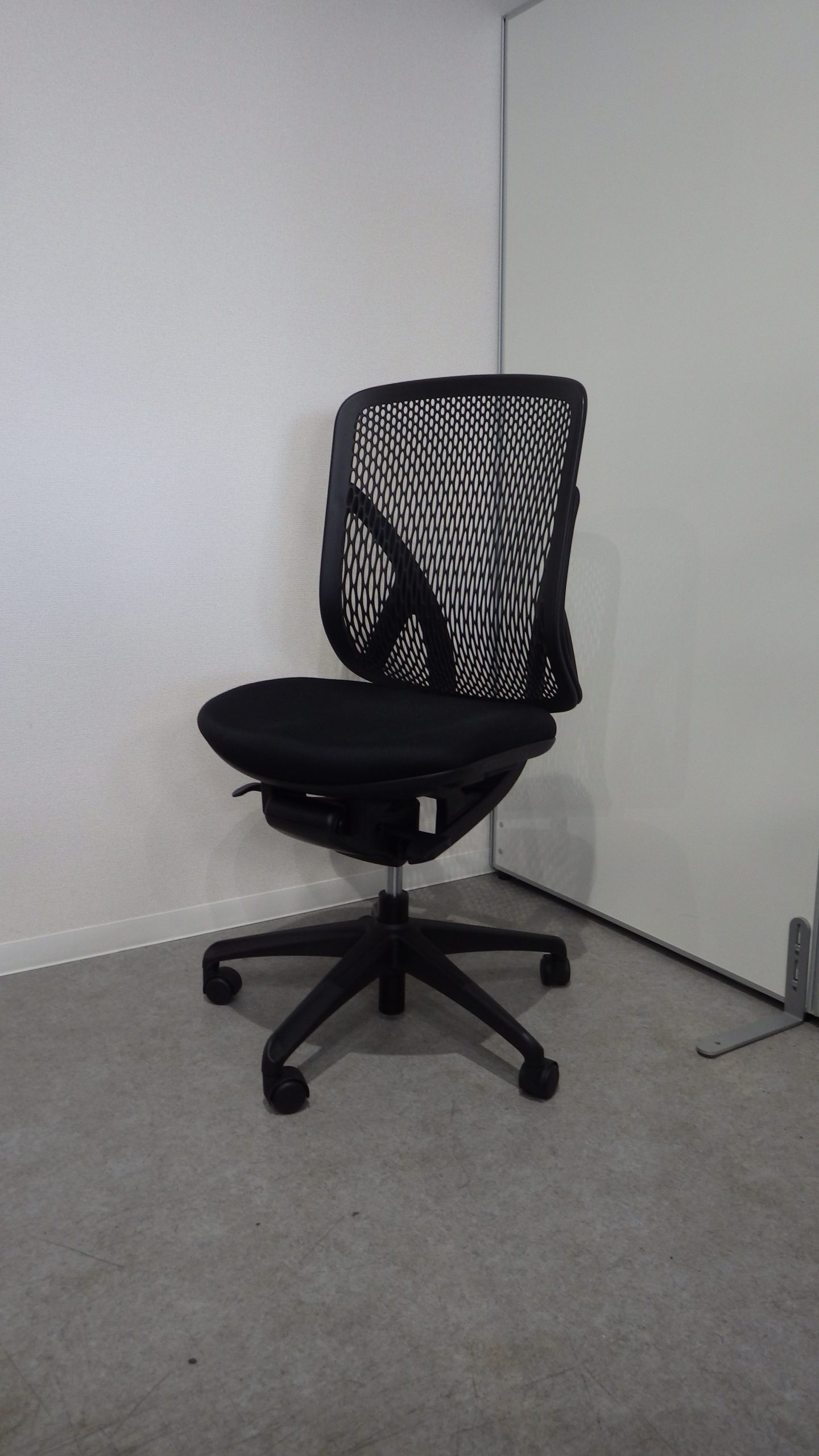 オフィスチェア 肘無 樹脂メッシュタイプ イナバ Yera(イエラ)シリーズ ブラック3