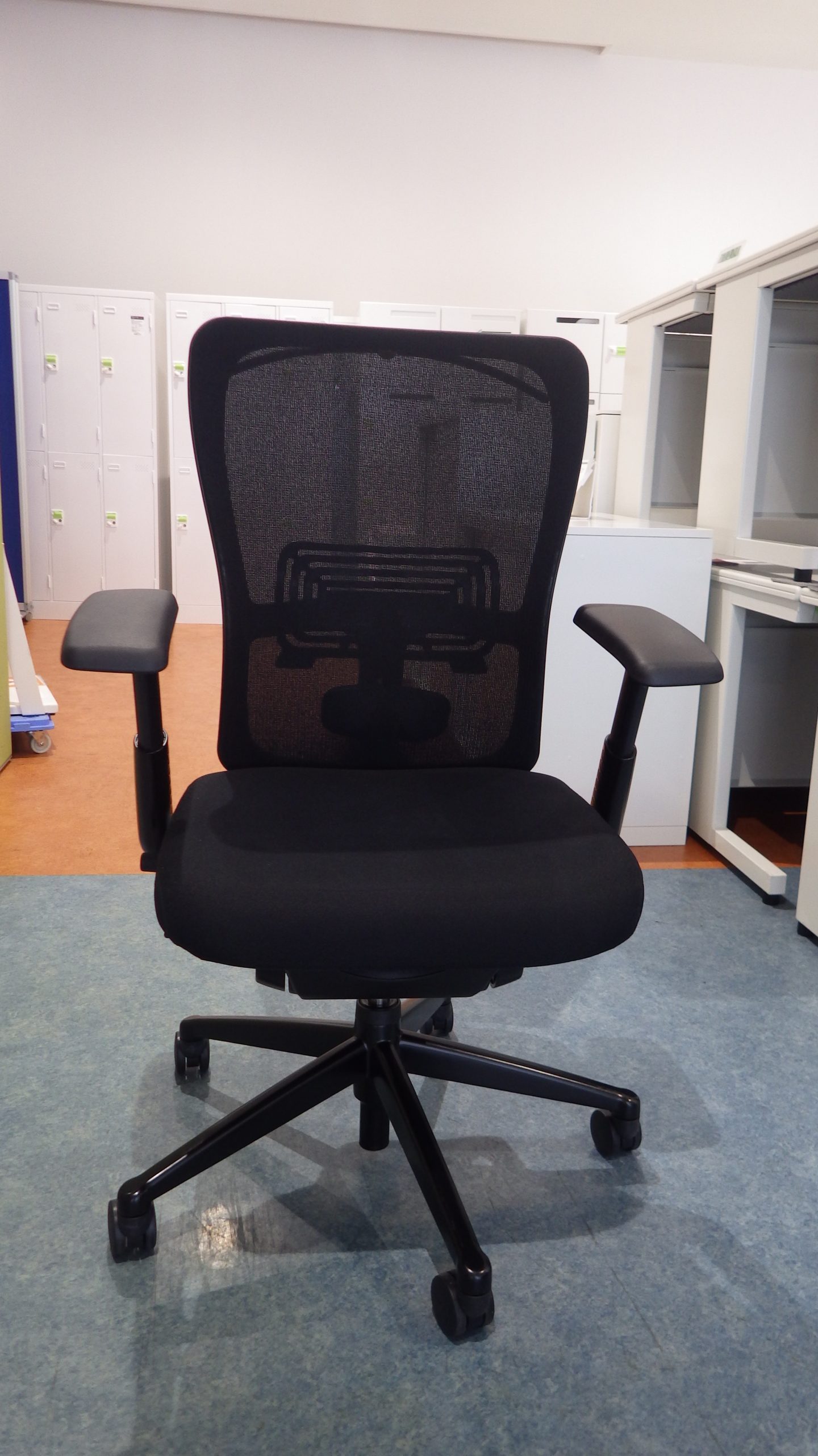 ★HAWORTH(ヘイワース）肘付ハンガー付きオフィスチェアのご紹介★