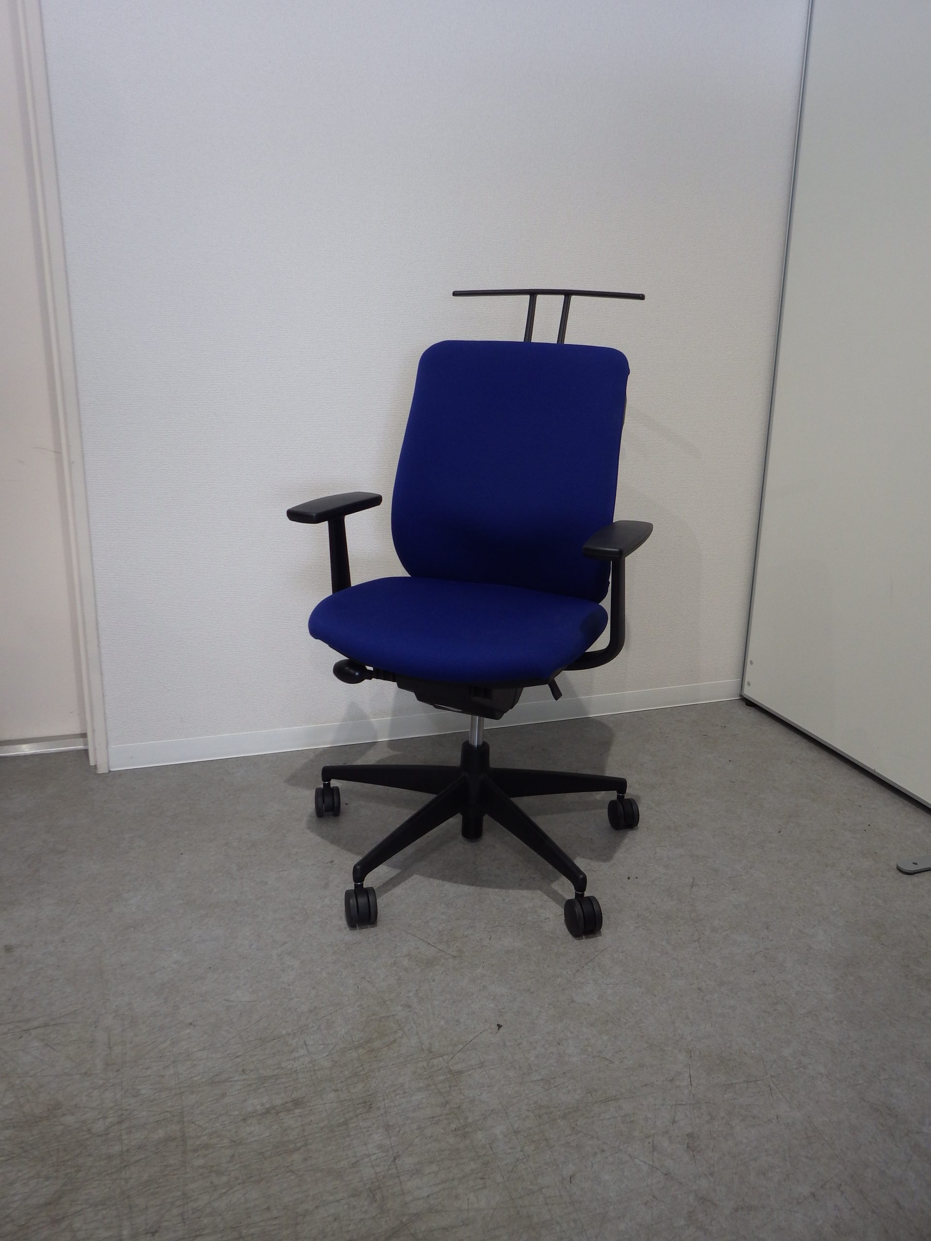 OAチェア 肘有ハンガー ベルガー 青 コクヨ8