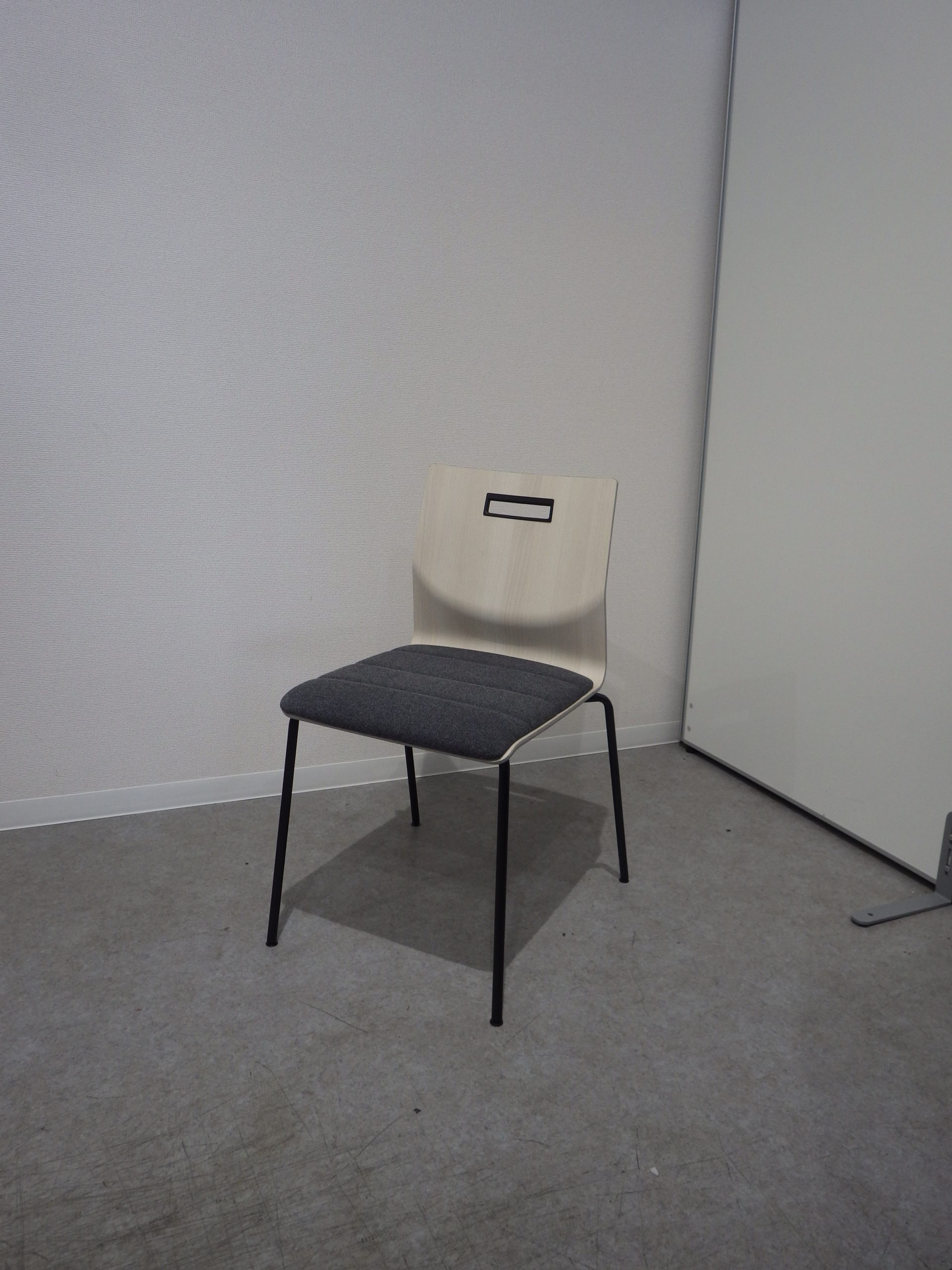 ミーティングチェア 座パッドダークグレー オカムラ4