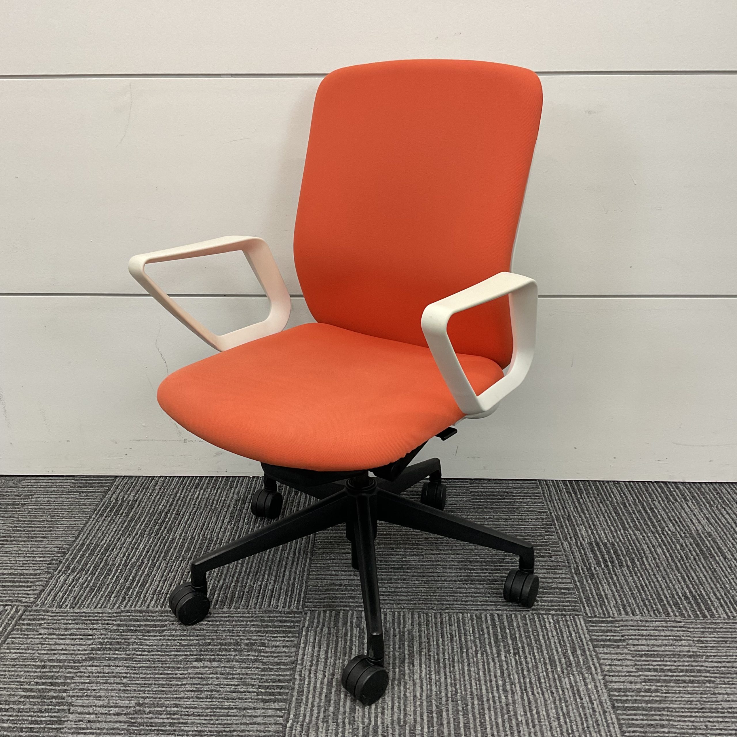 🆕🪑 新入荷：オフィスチェアKRENE肘付オレンジ/ホワイト