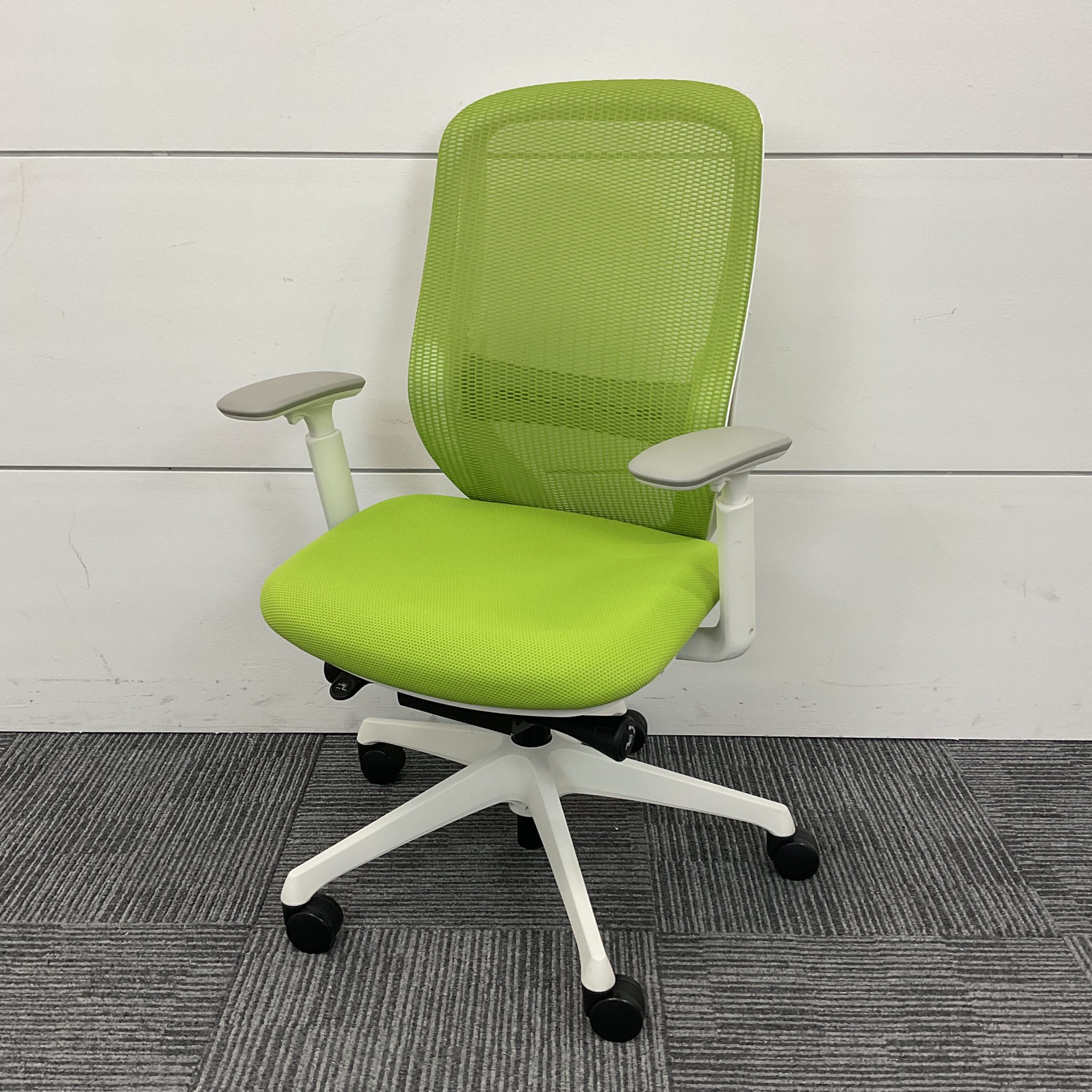 オカムラのシルフィー入荷しました♪