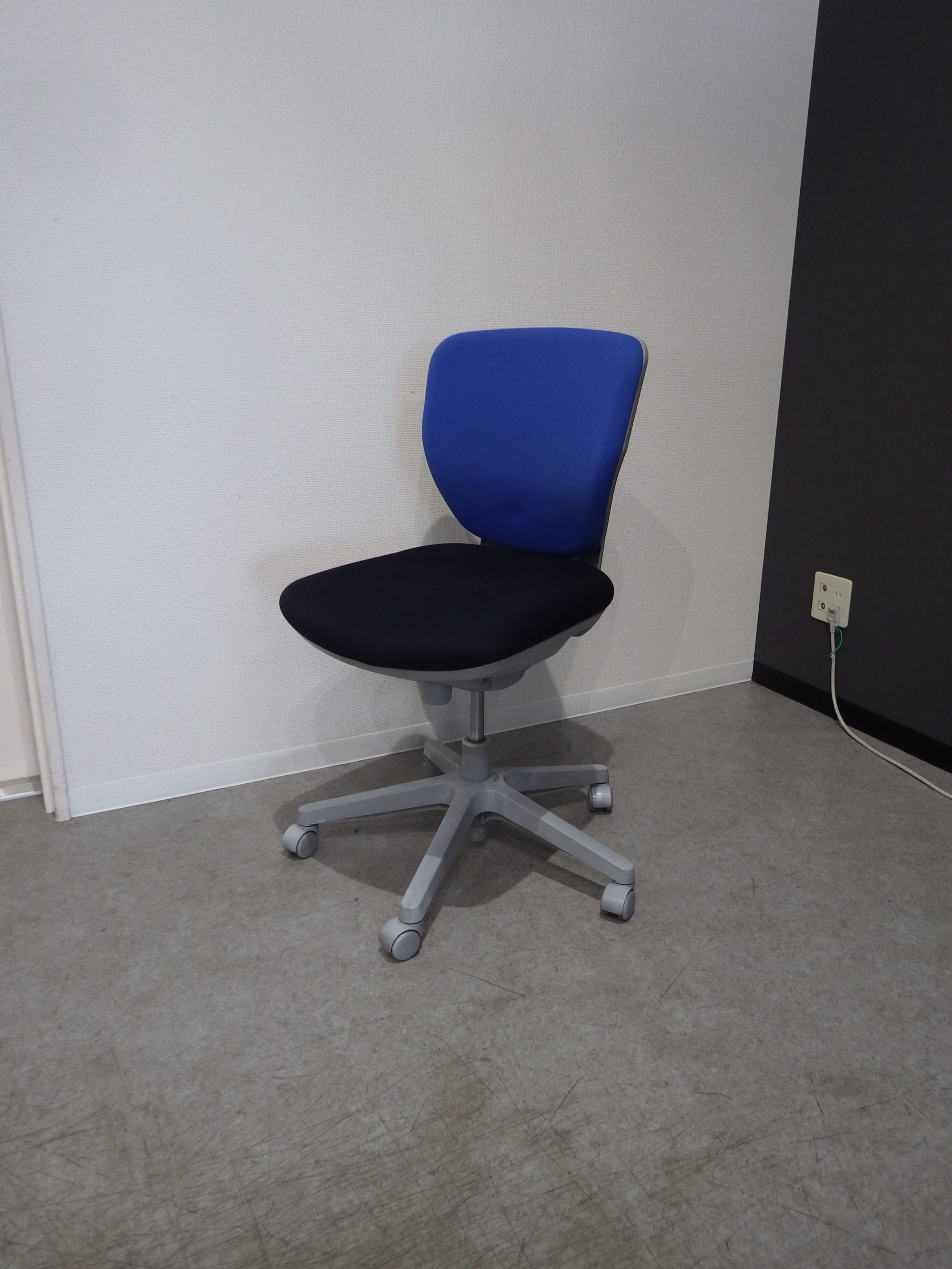 リスタ福岡店 - 中古オフィス家具のリスタ