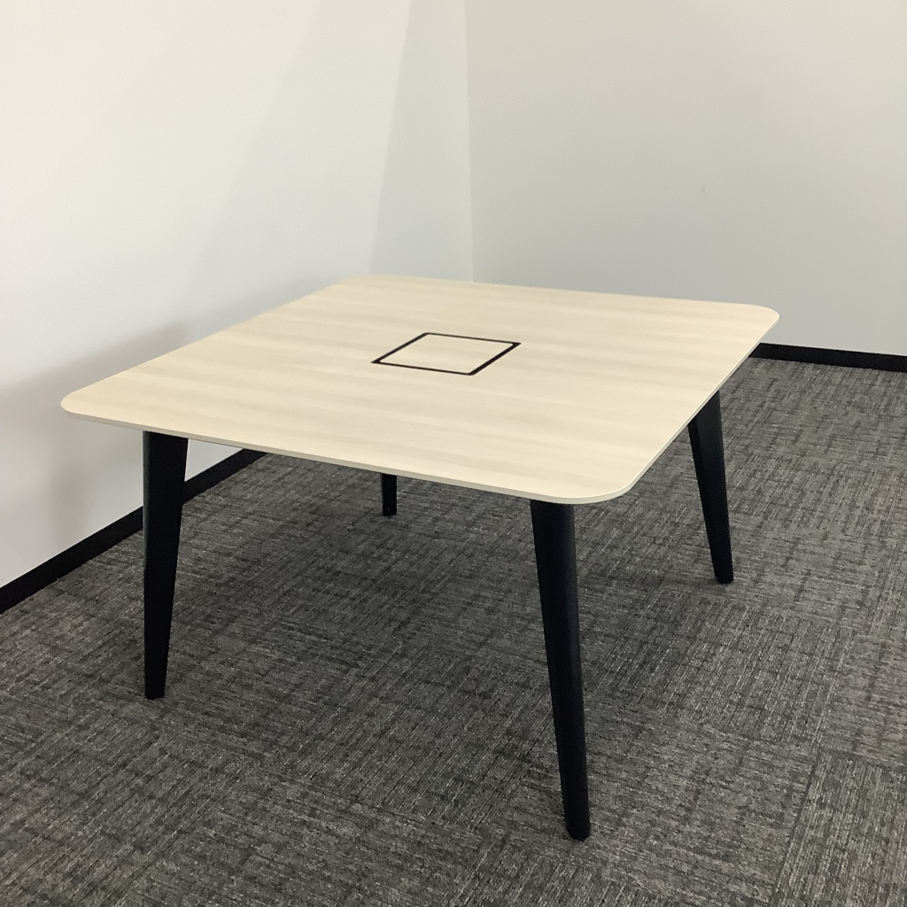 スクエアテーブル1200*1200 オカムラ3