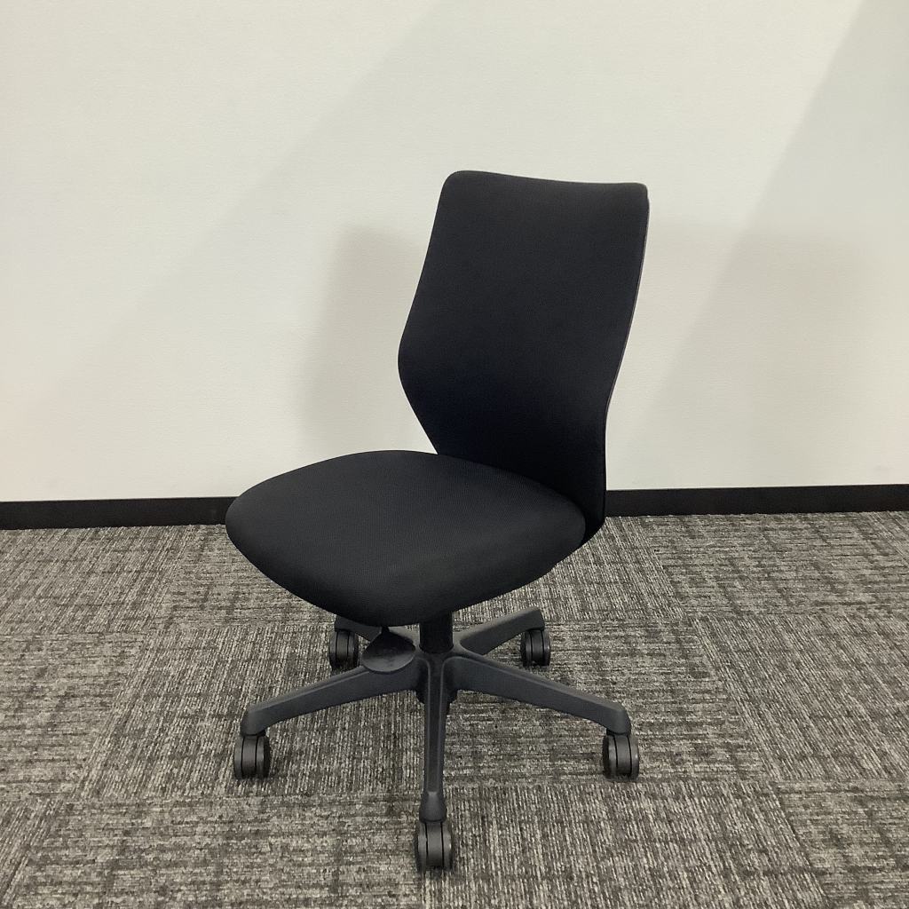 オフィスチェア肘無オカムラCG-Mシリーズブラック3