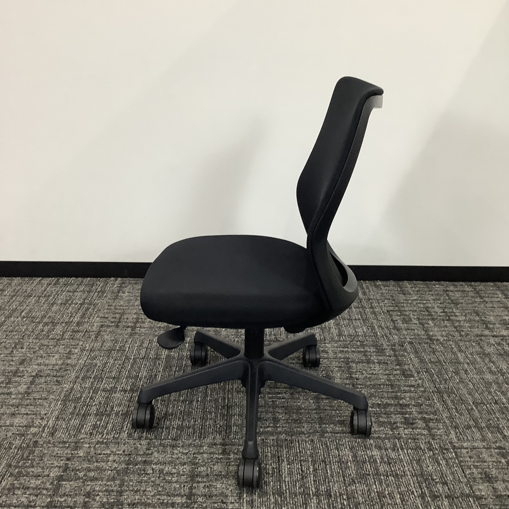 オフィスチェア肘無オカムラCG-Mシリーズブラック4