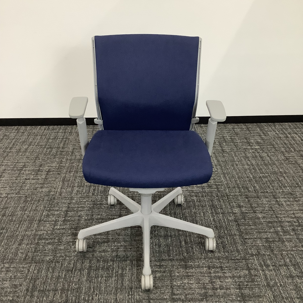 OAチェアエスクード稼働肘付 青オカムラ2