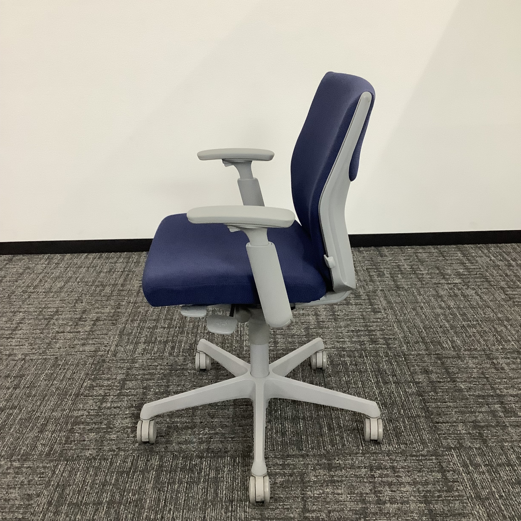 OAチェアエスクード稼働肘付 青オカムラ4