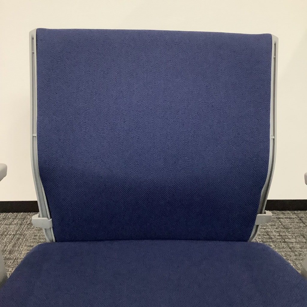 OAチェアエスクード稼働肘付 青オカムラ7