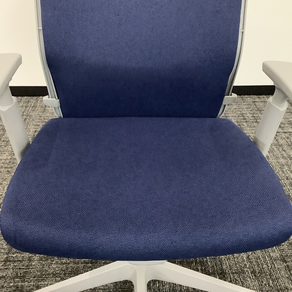 OAチェアエスクード稼働肘付 青オカムラ8