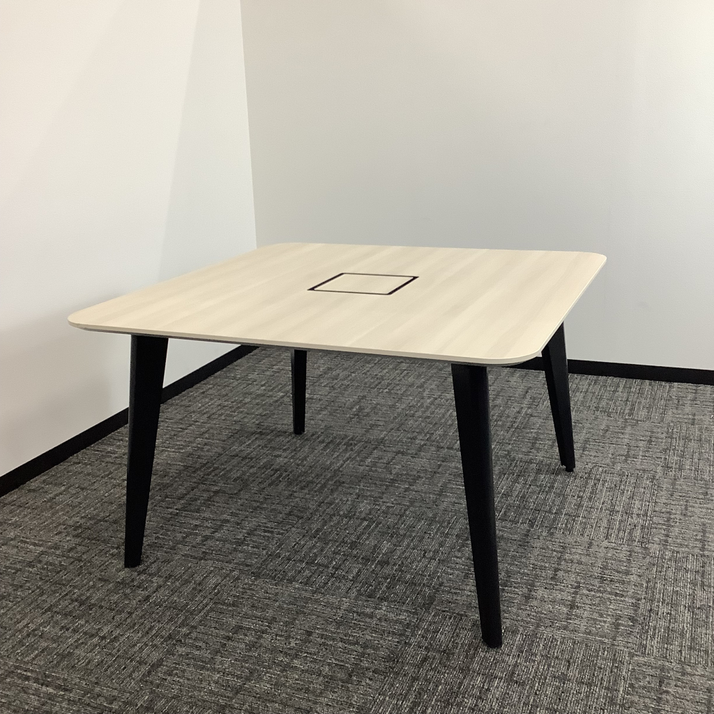 スクエアテーブル1200*1200 オカムラ3