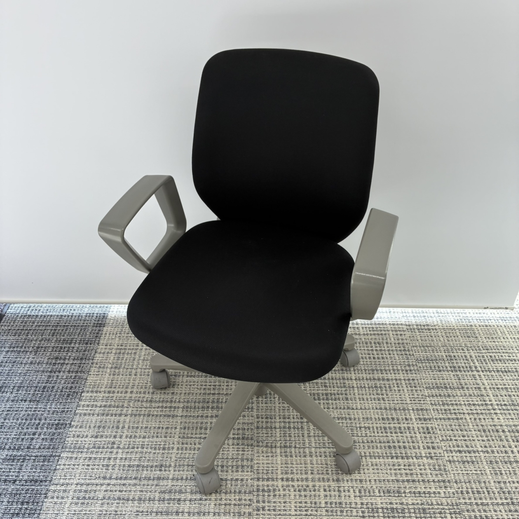 OAチェア肘付 ブラックセディスタ4