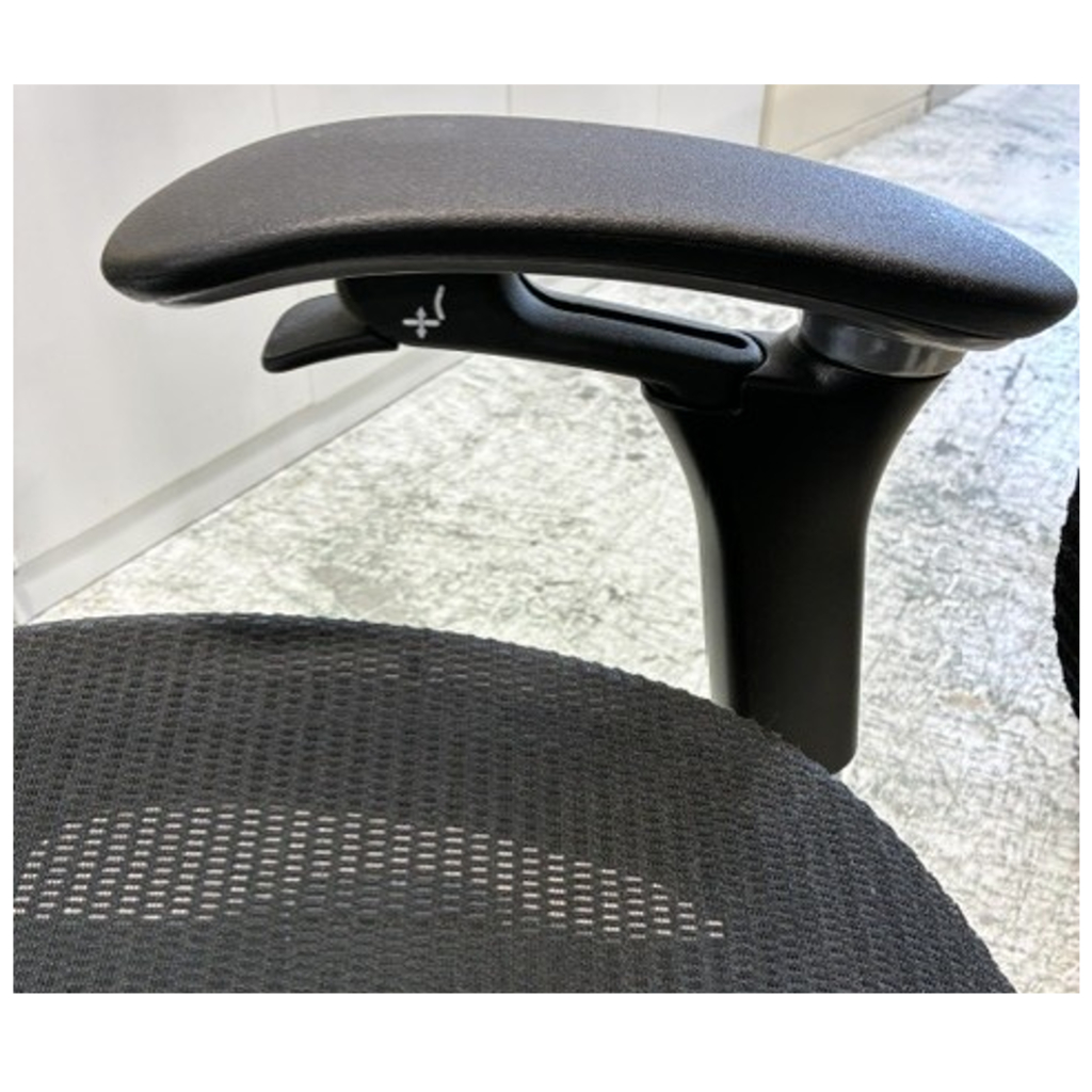 オフィスチェアコンテッサ肘付ブラック5