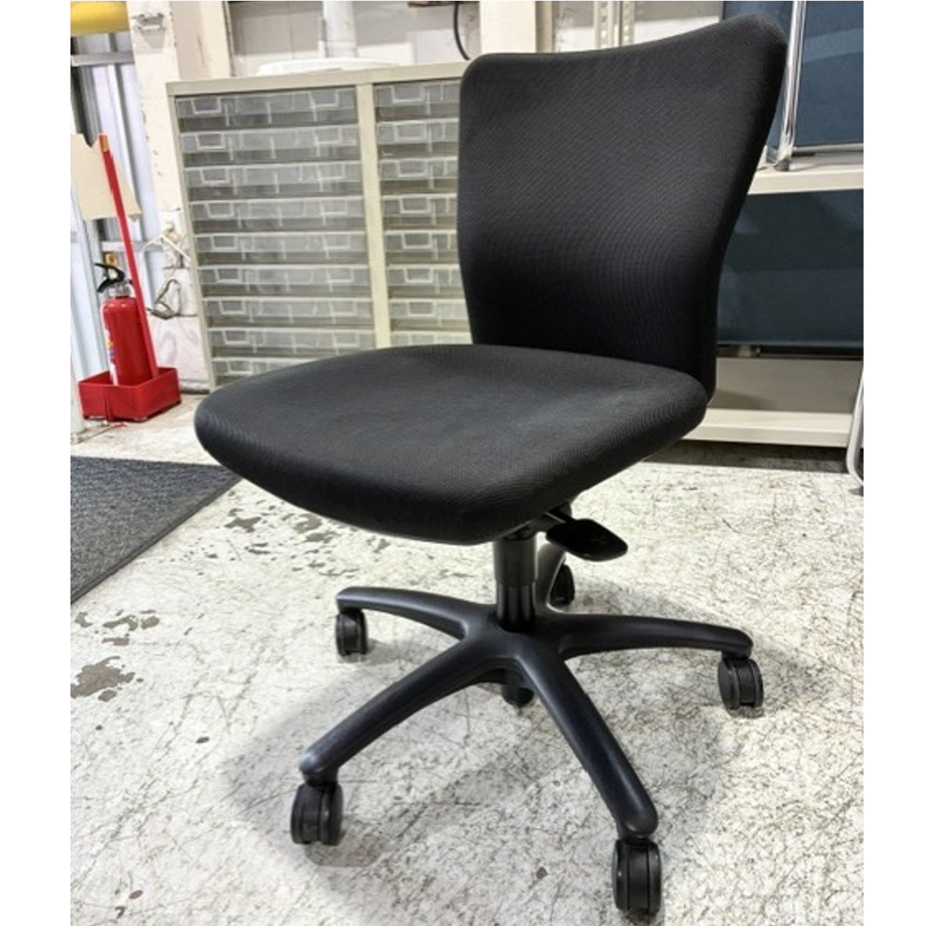 オフィスチェアカロッツァ肘無ブラック1