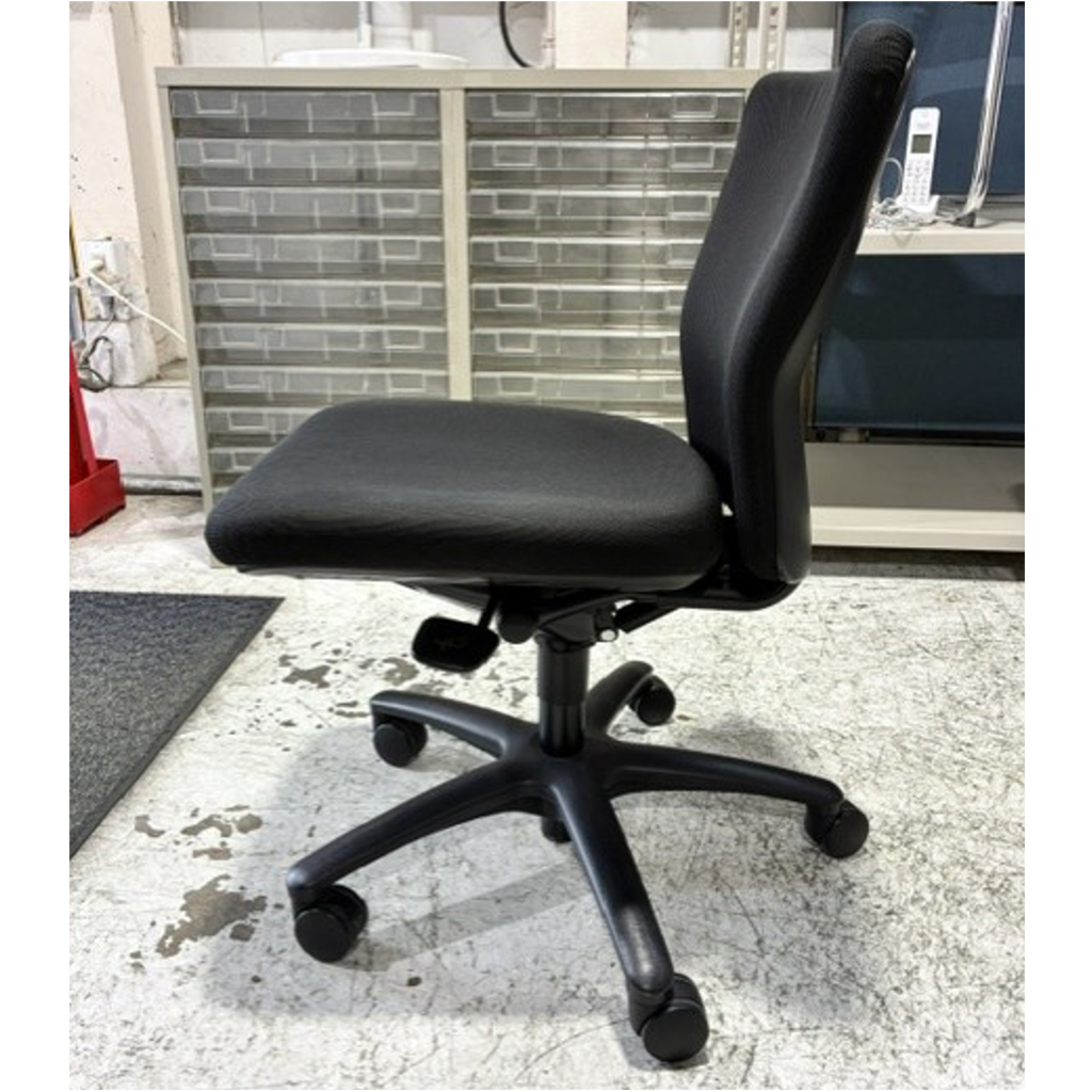 オフィスチェアカロッツァ肘無ブラック2