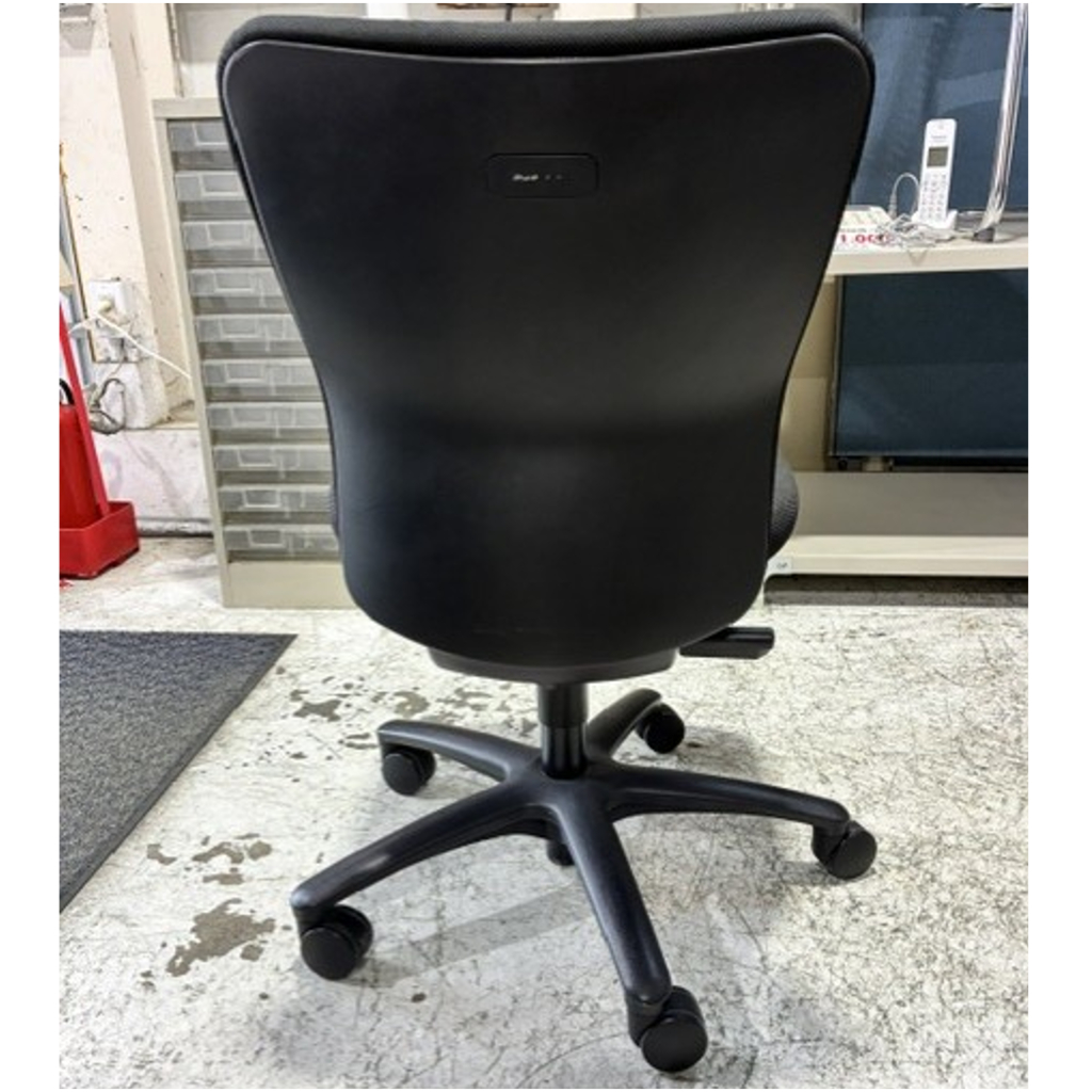 オフィスチェアカロッツァ肘無ブラック3