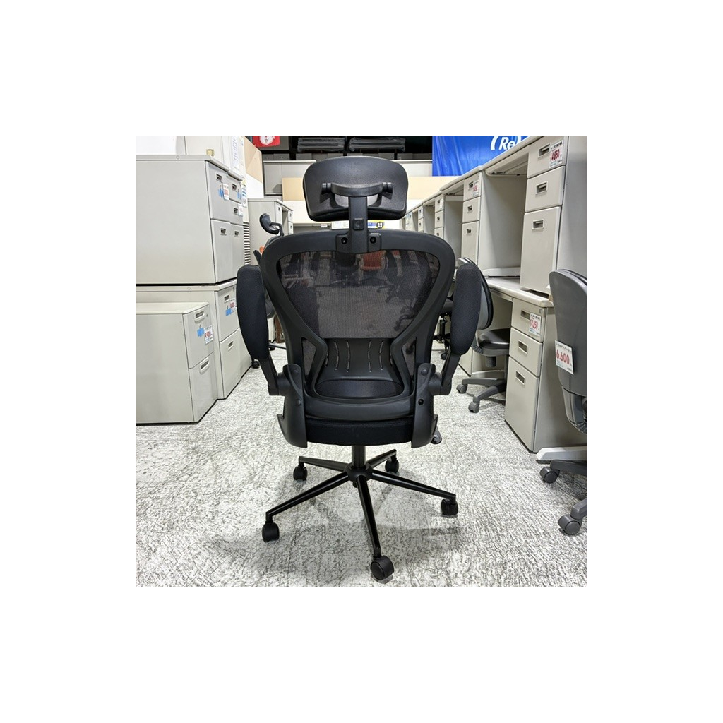 オフィスチェア肘付ヘッドレスト付1