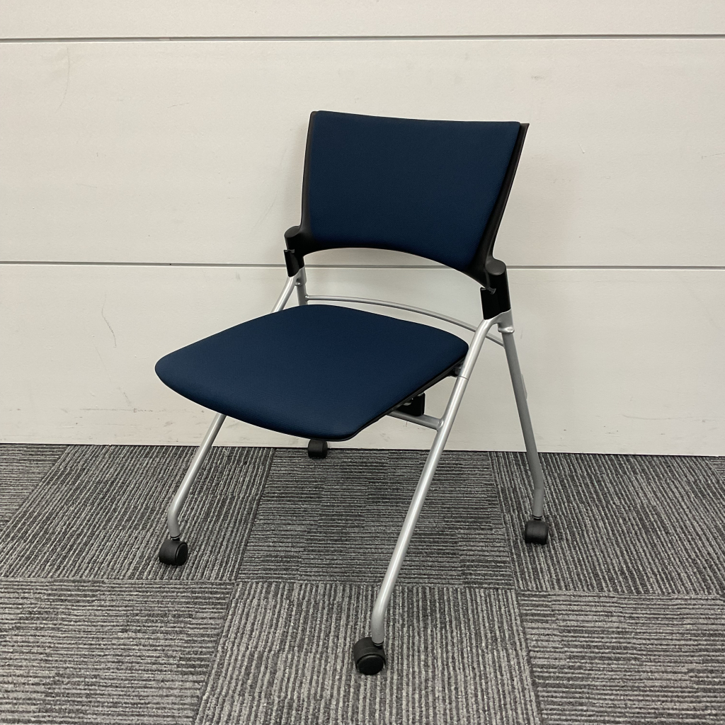 ミーティングチェア平行スタック カート付ネイビ1