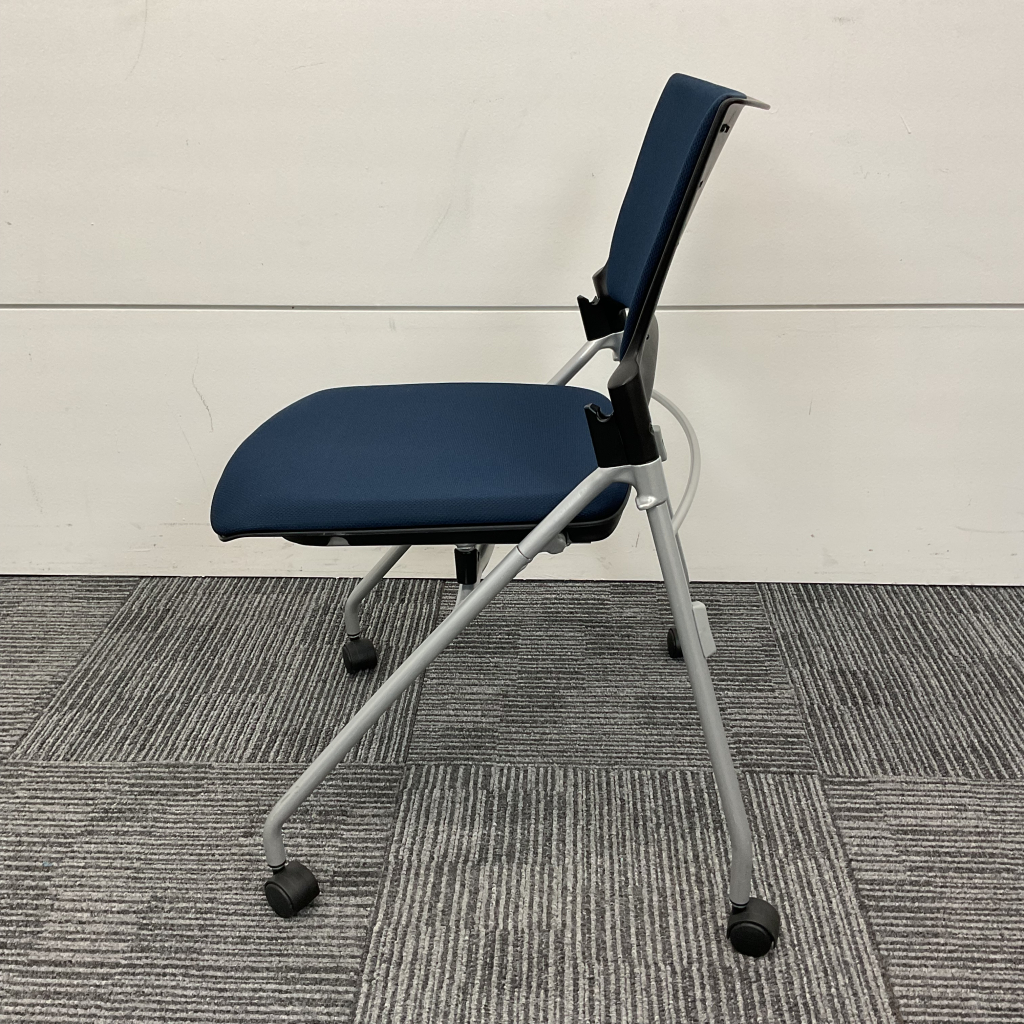 ミーティングチェア平行スタック カート付ネイビ2