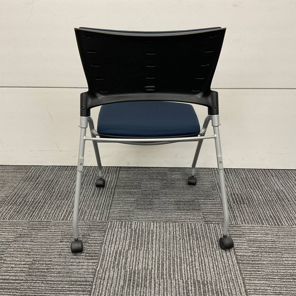 ミーティングチェア平行スタック カート付ネイビ3