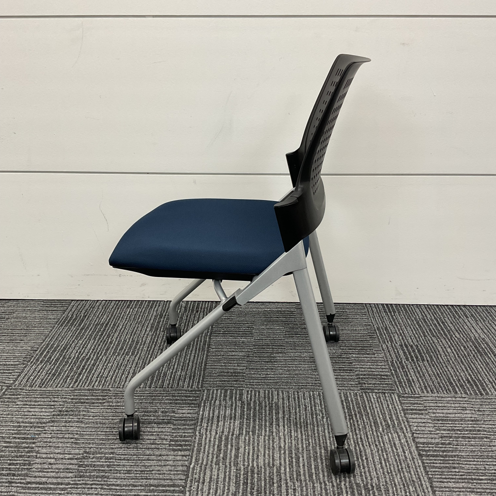 ミーティングチェア平行スタック カート付ネイビ2