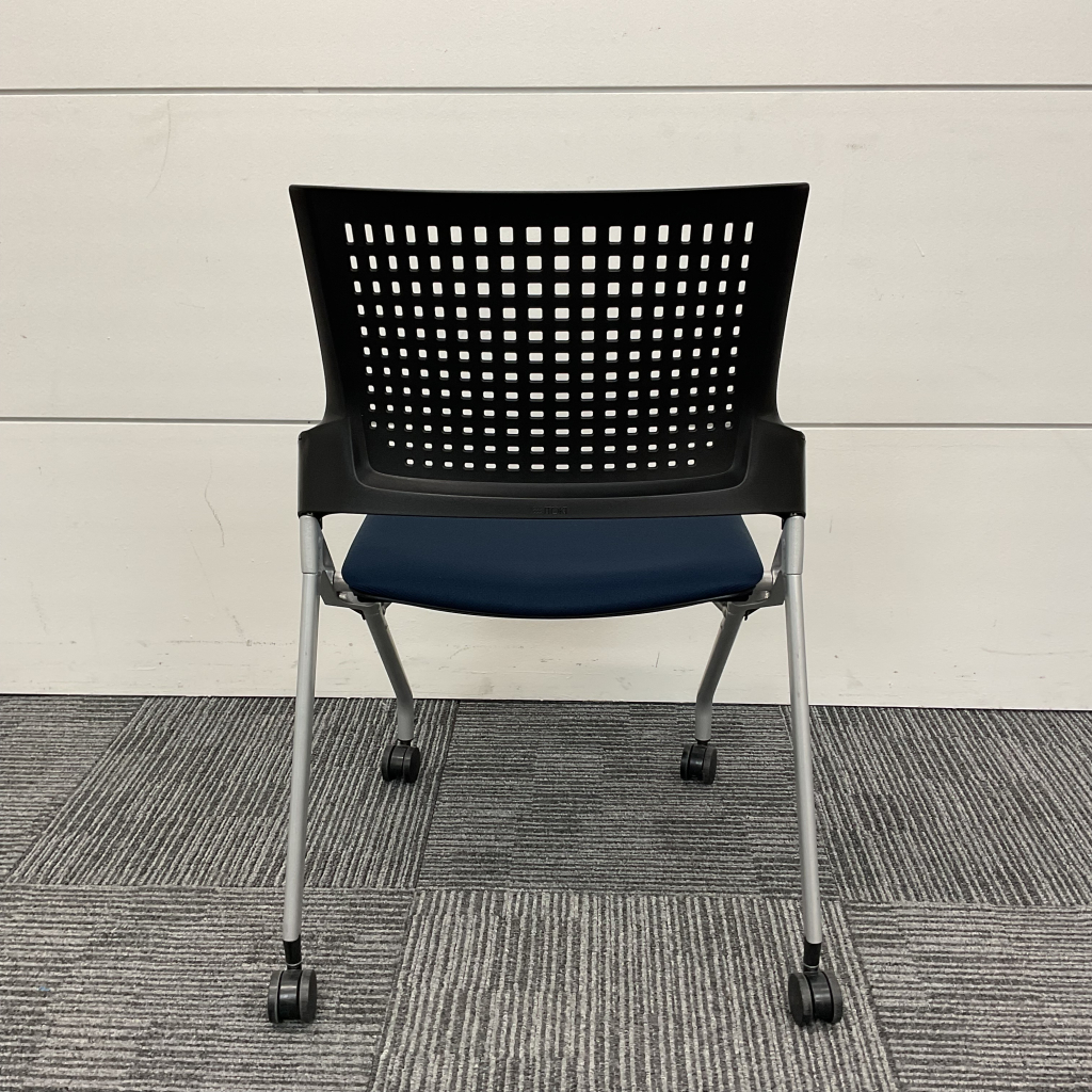 ミーティングチェア平行スタック カート付ネイビ3