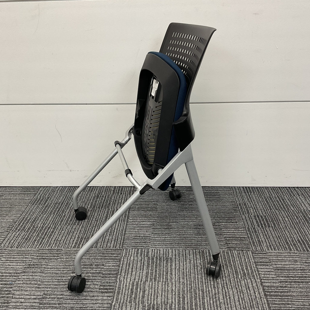 ミーティングチェア平行スタック カート付ネイビ4