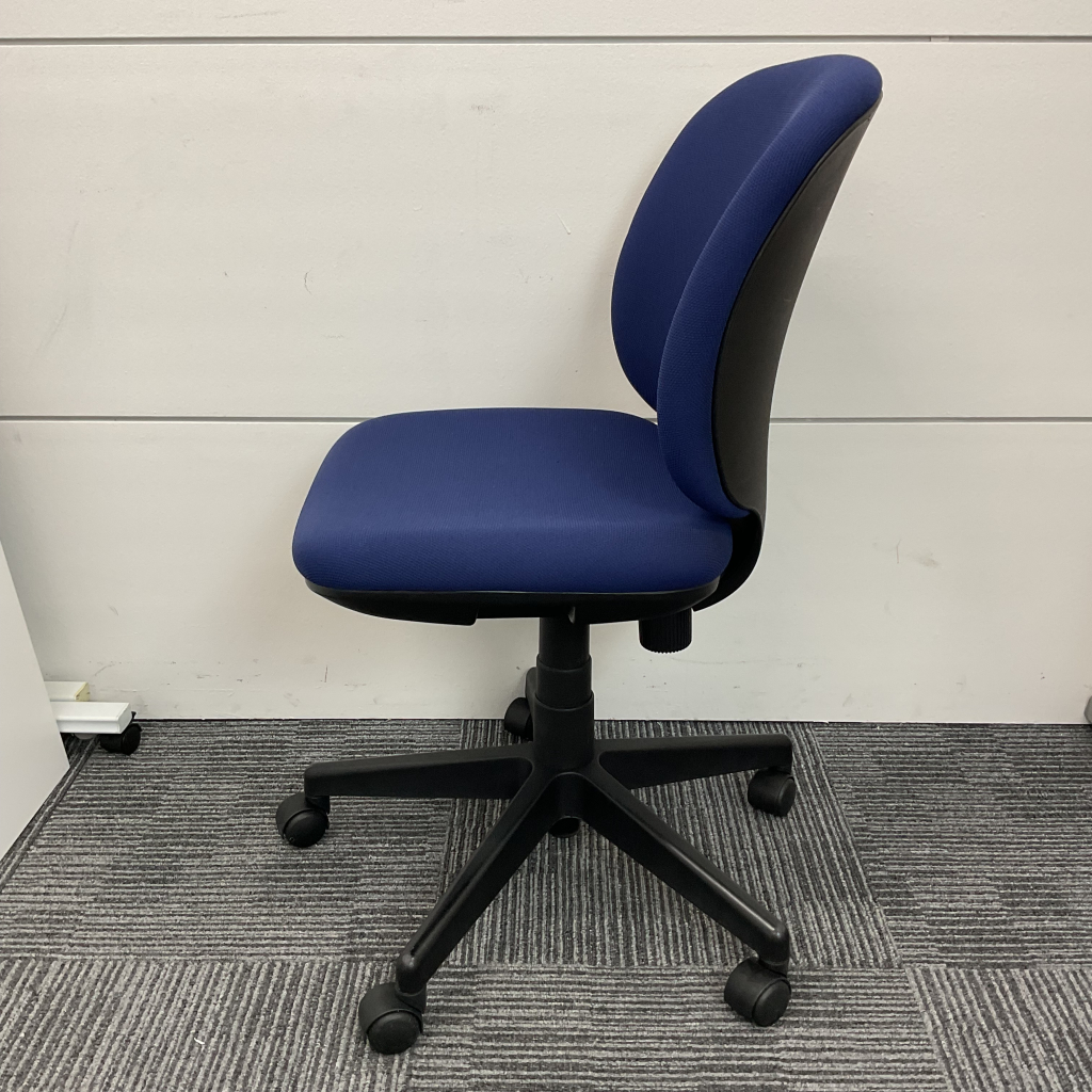 オフィスチェア肘無しプラス ネイビー2