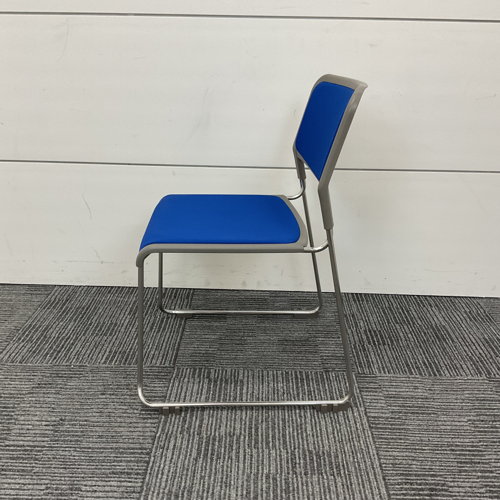 ミーティングチェアスタックループ脚ブルー2