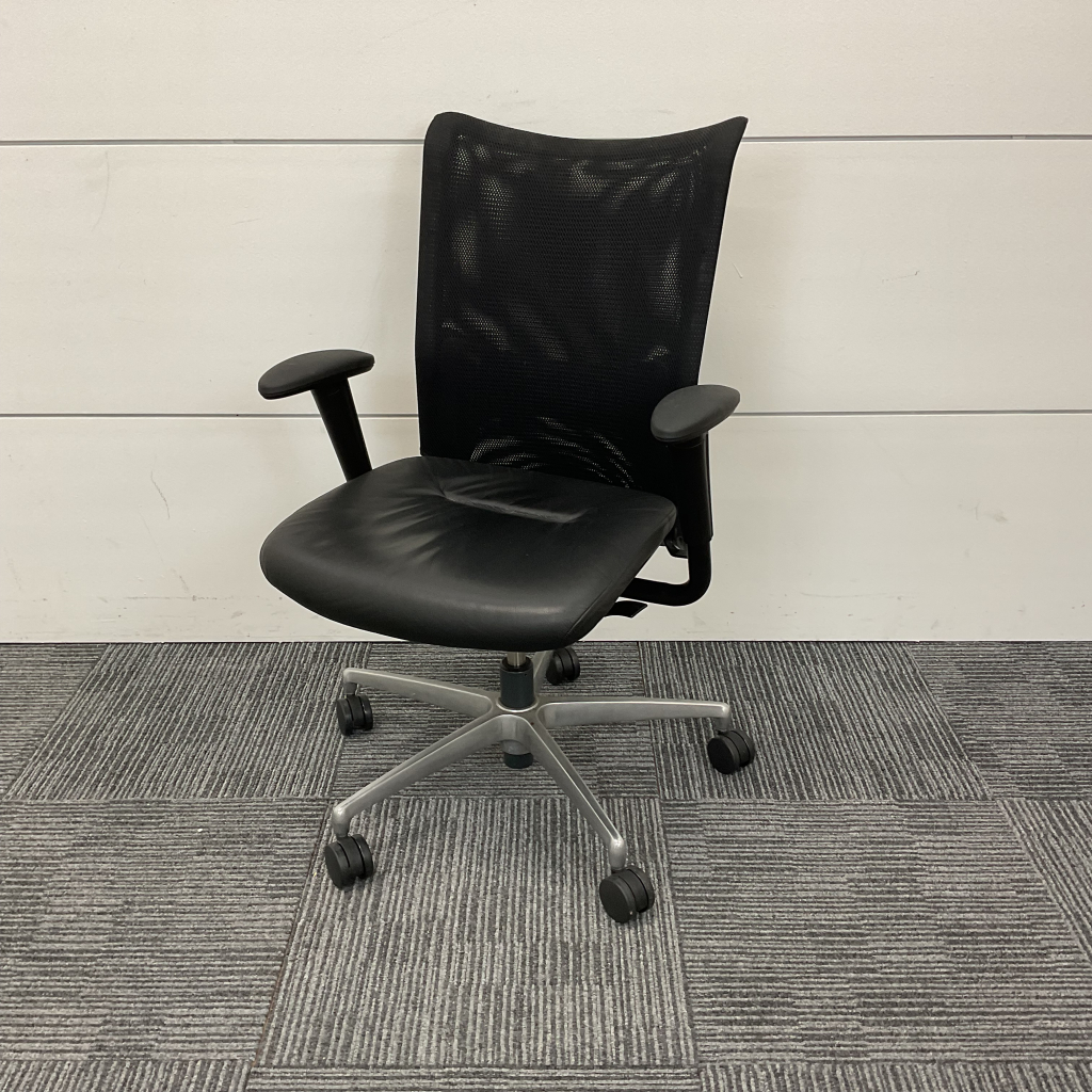 オフィスチェア肘付 本革黒 イトーキ1