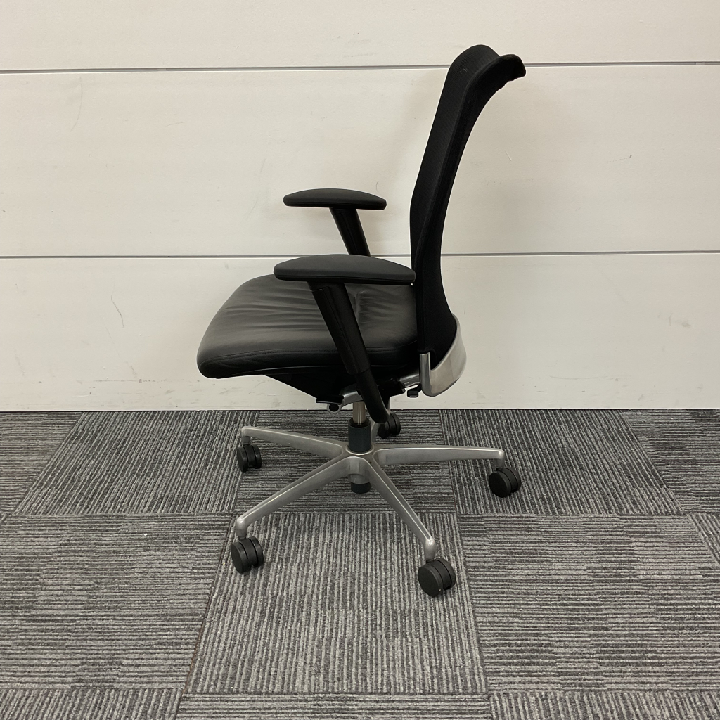 オフィスチェア肘付 本革黒 イトーキ2