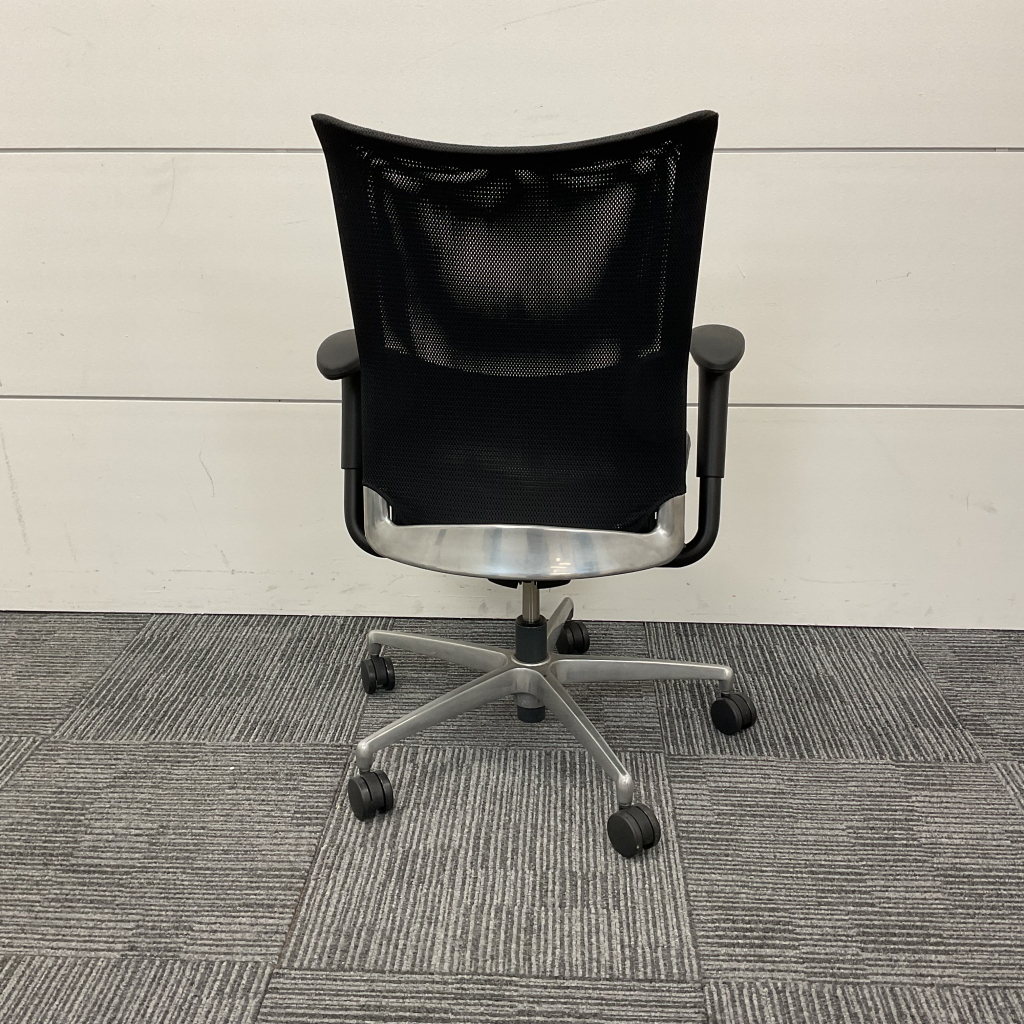 オフィスチェア肘付 本革黒 イトーキ3