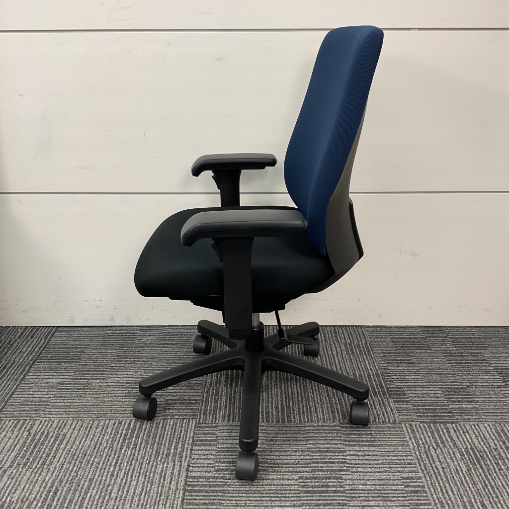 オフィスチェアイトーキトルテR 可動肘2