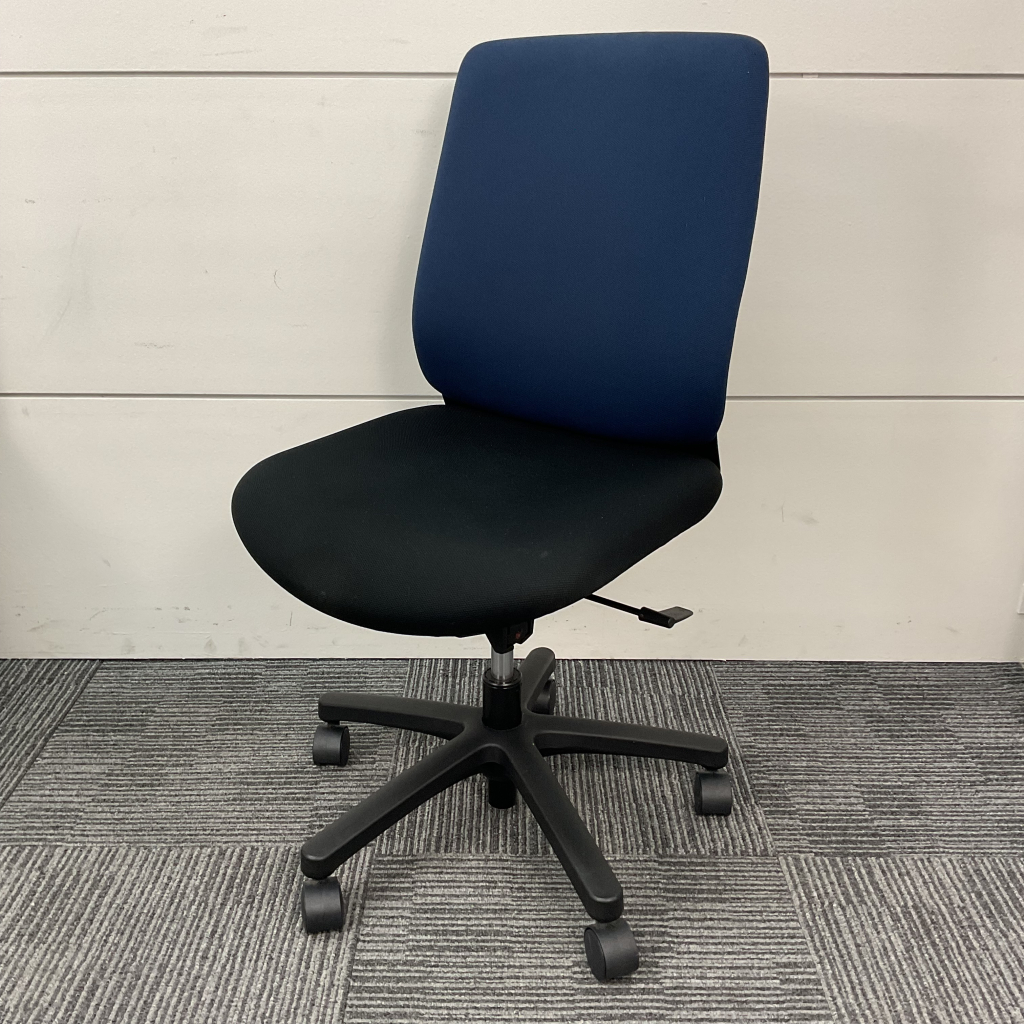 オフィスチェアイトーキ トルテR 肘無ブルー/ブラック1