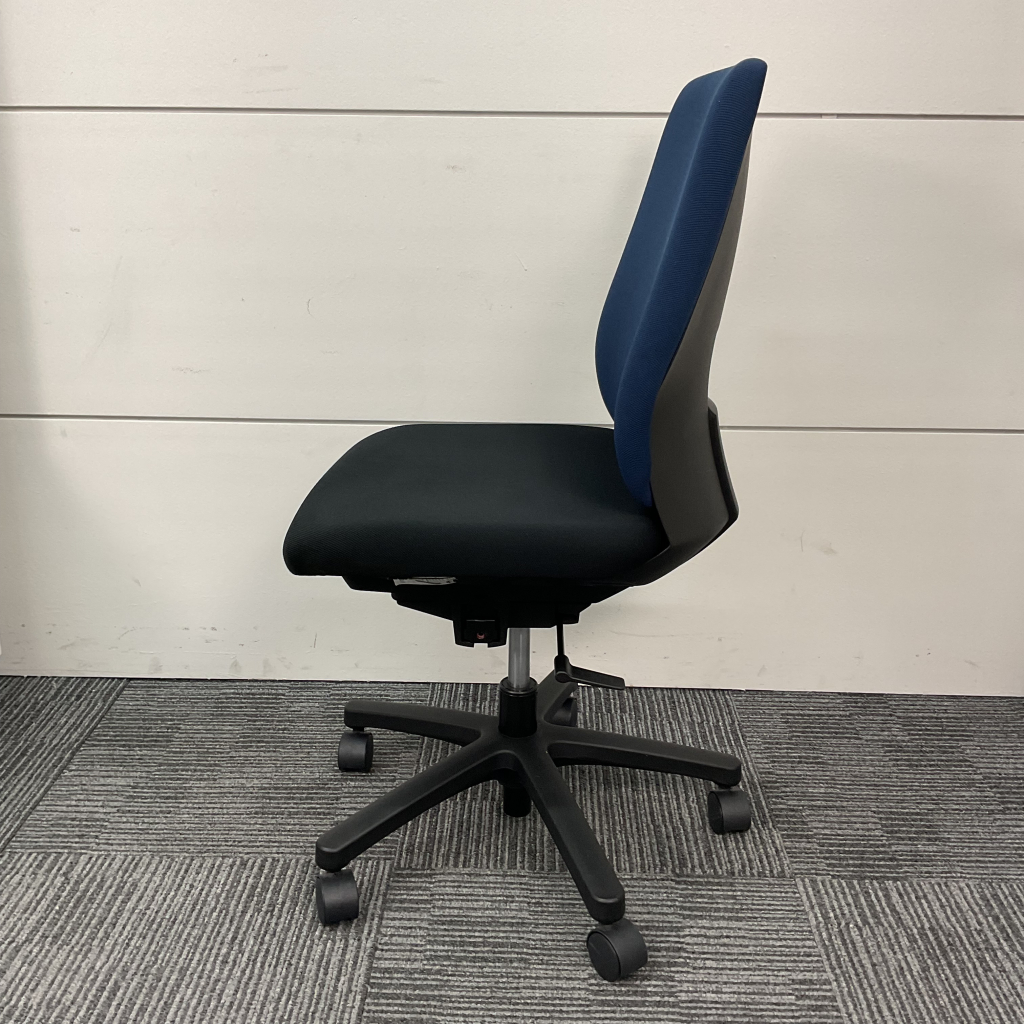 オフィスチェアイトーキ トルテR 肘無ブルー/ブラック2