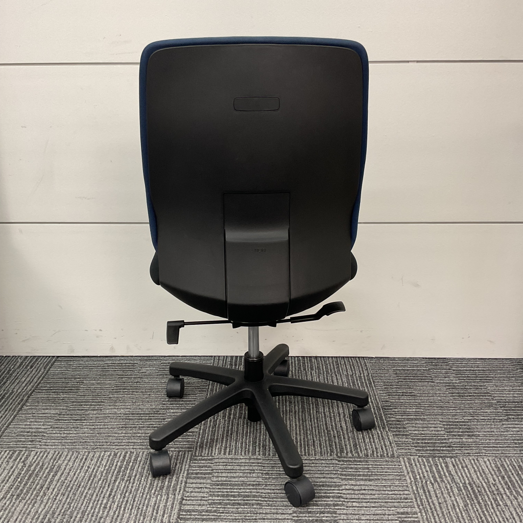 オフィスチェアイトーキ トルテR 肘無ブルー/ブラック3