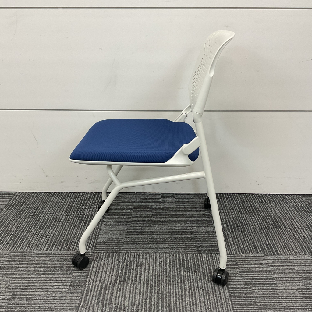 ミーティングチェア Runaブルー オカムラ2