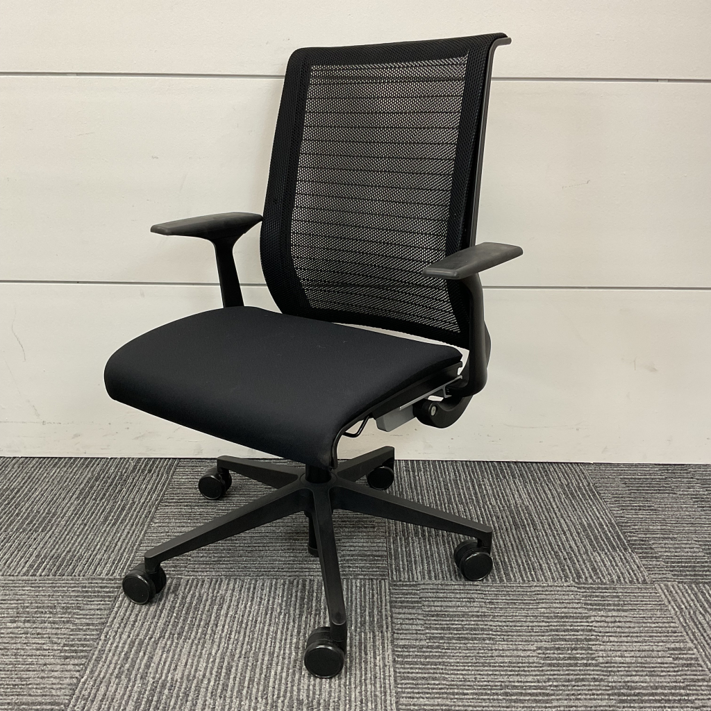 オフィスチェア肘あり スチールケース  シンクチェア1