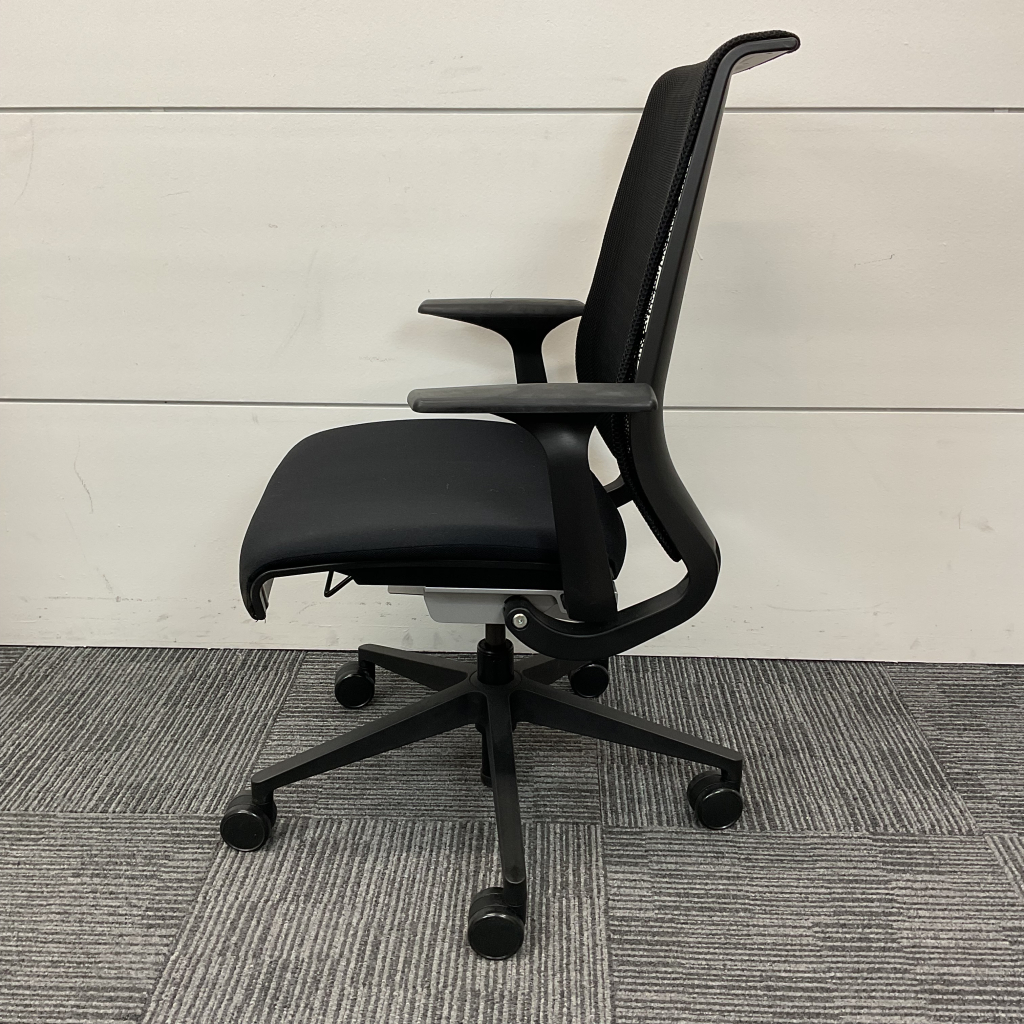 オフィスチェア肘あり スチールケース  シンクチェア2