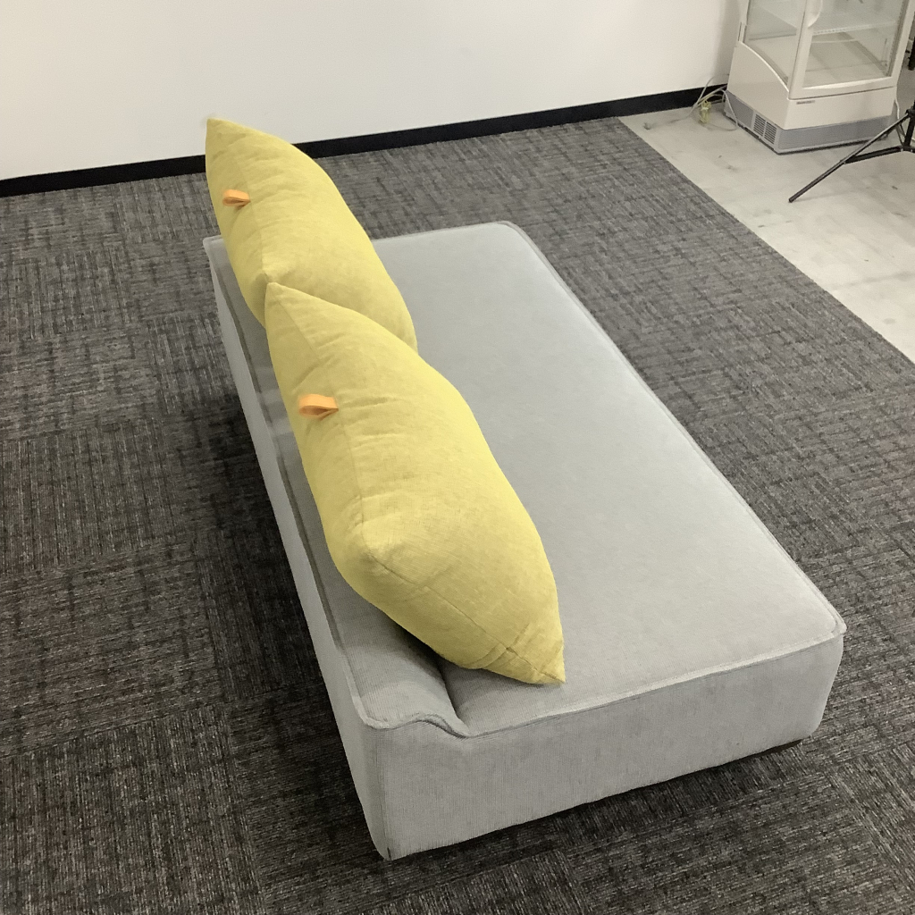 ラウンジソファメッティ座面グレー クッションイエロー5