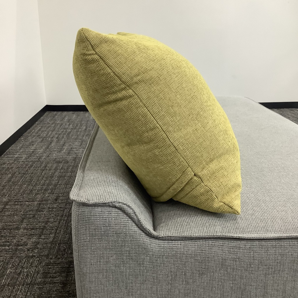 ラウンジソファメッティ座面グレー クッションイエロー8