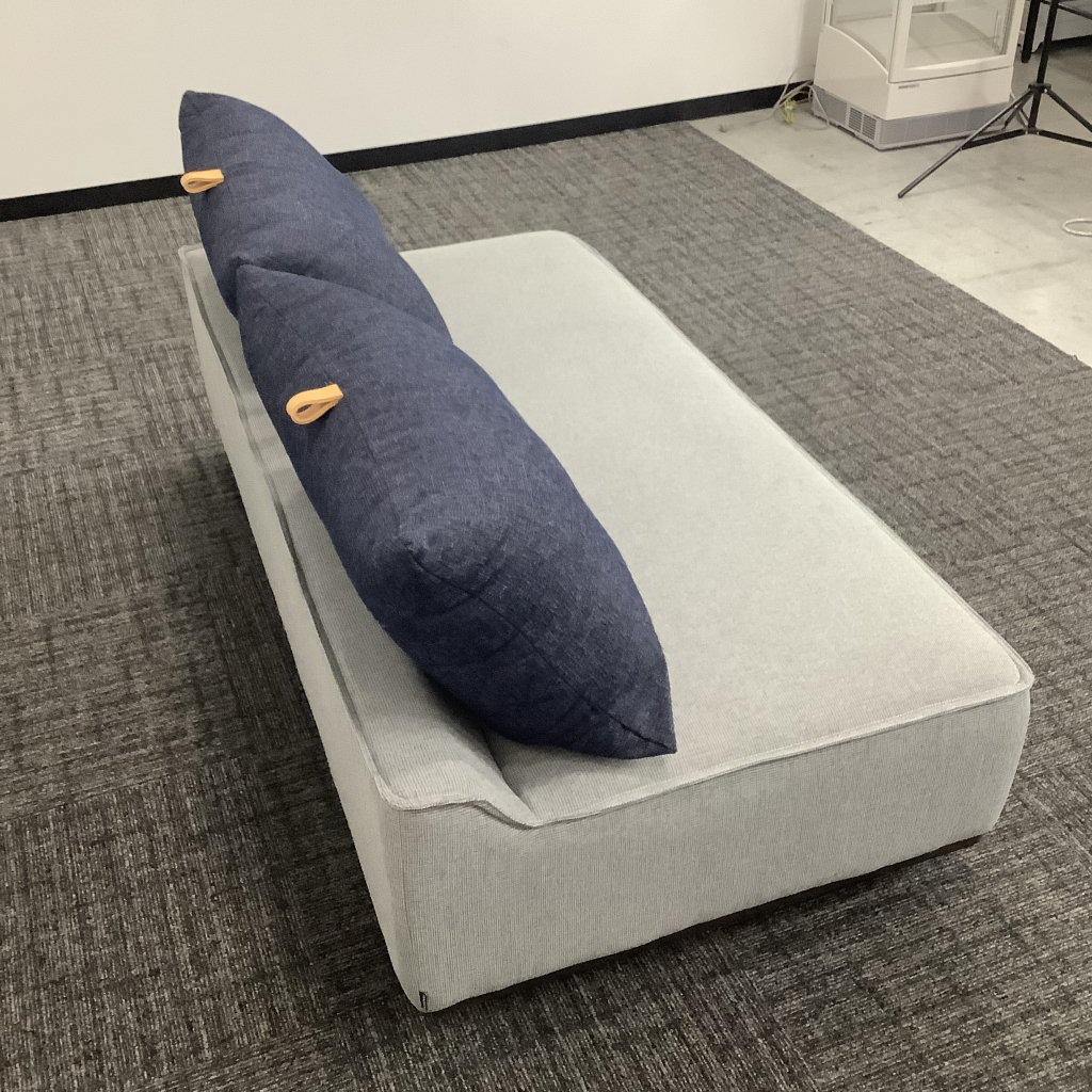 ラウンジソファメッティ座面グレー クッション紺4