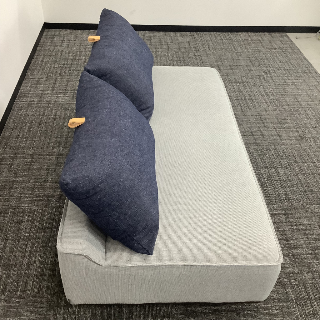 ラウンジソファメッティ座面グレー クッション紺5